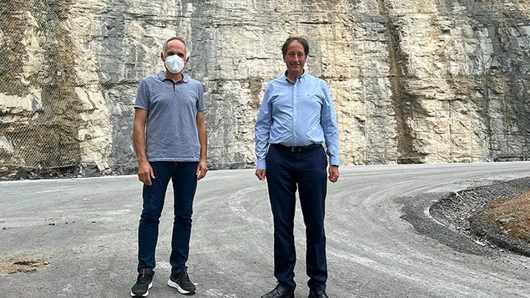 Las autoridades políticas visitaron las obras de la carretera y el depósito regulador de agua.