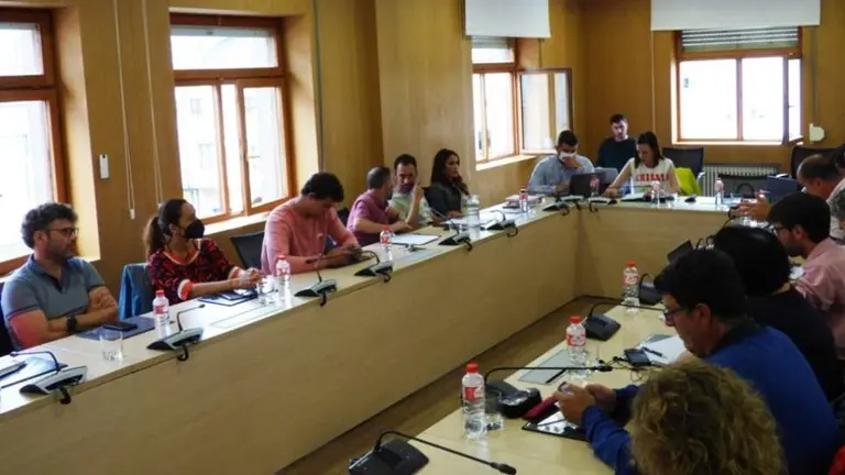 Los concejales en el Pleno de Torrelavega. R.A.