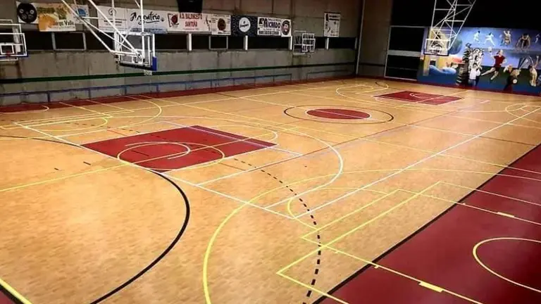 Pavimento del pabellón Miguel Solano, en Santoña. Facebook Ayuntamiento de Santoña