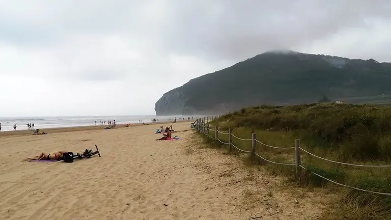 Las dunas y el arenal de la playa de Berria, en Santoña. R.A.