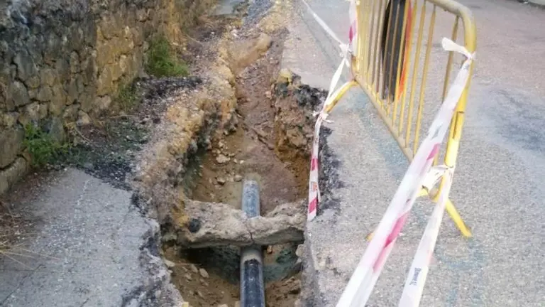 Obras de suministro de agua en Queveda, en Santillana del Mar.
