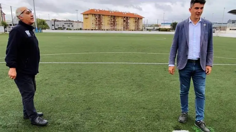 El concejal del PSOE, Daniel Fernández, en el campo de f&uacute;tbol Vicente Miera.