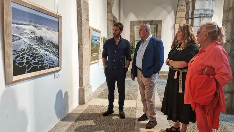 Un momento de la inauguración en el patio del Parlamento de Cantabria.