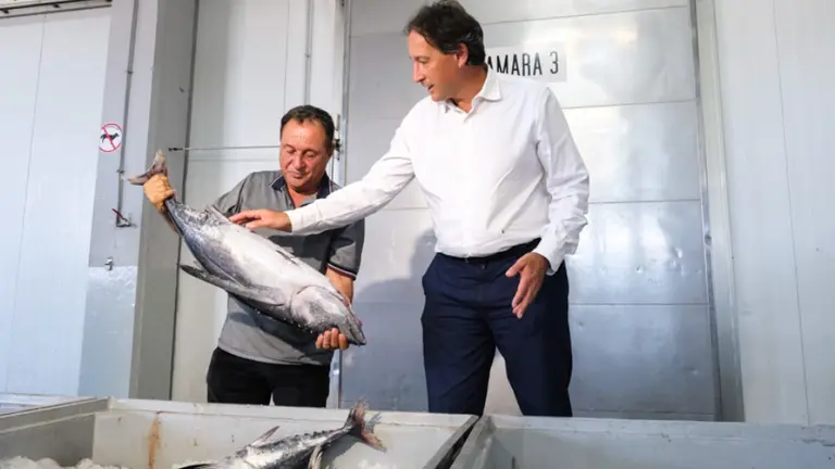 El consejero de Obras Públicas, Ordenación del Territorio y Urbanismo, José Luis Gochicoa, a la derecha, y el presidnete de la Cofradía de Santoña, Miguel Fernández.