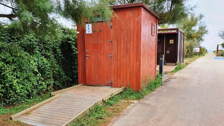 Baños en la playa de Berria en Santoña.