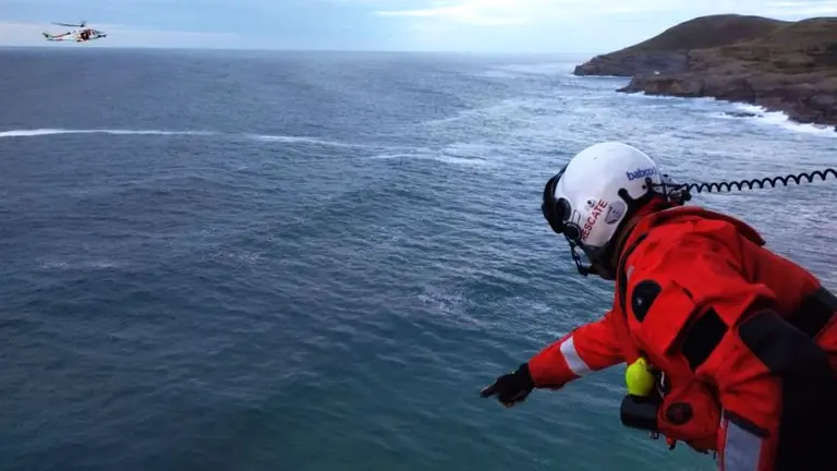 Rescate en las playas de Isla, en Arnuero.