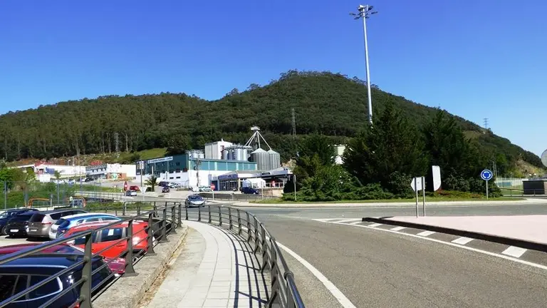 Zona de acceso a Solares, en Medio Cudeyo, desde la A-8. R.A.