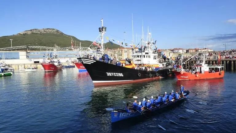 El barco Padre Joaqu&iacute;n en el momento de salir del puerto de Santo&ntilde;a hac&iacute;a la Bah&iacute;a. R.A.