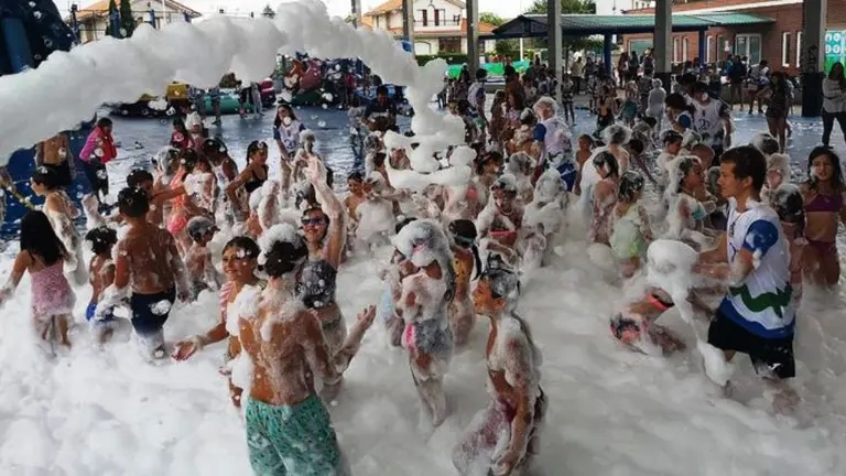 Fiesta de la espuma en Argo&ntilde;os. R.A.