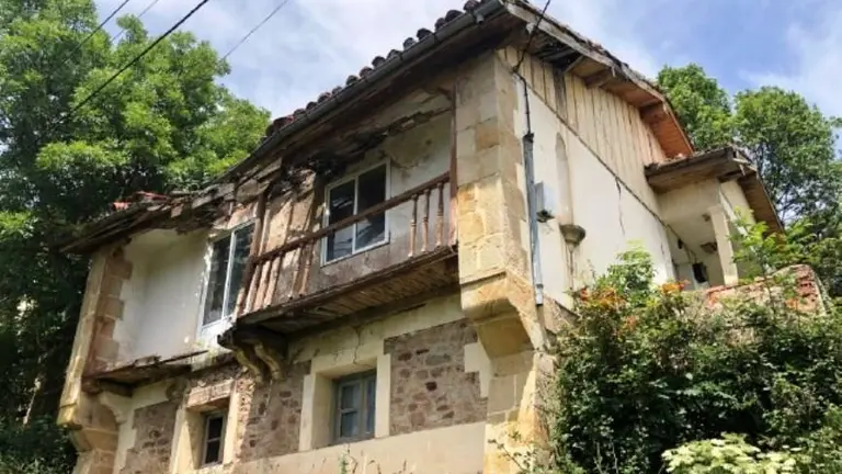Edifico escuela de Fontibre en Hermandad de Campoo de Suso.