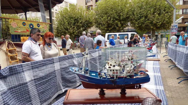 Exposici&oacute;n de maquetas de barcos pesqueros en Santo&ntilde;a. R.A.