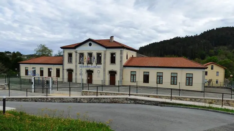 Colegio público en Riotuerto. R.A.