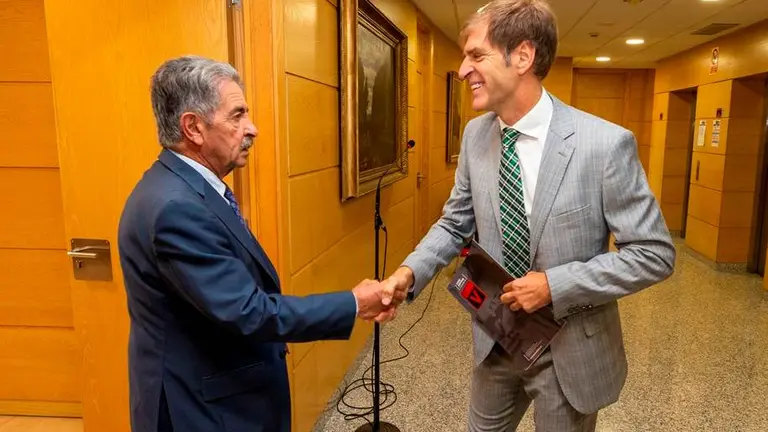 Reunión entre los presidentes de Cantabria y de la CEOE-Cepyme en Santander.