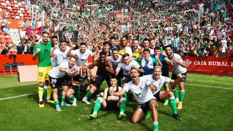 Los jugadores disfrutaron dela victoria en Gij&oacute;n.