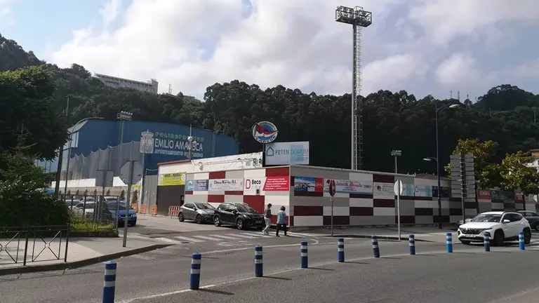 Campo de f&uacute;tbol y polideportivo en Laredo. R.A.