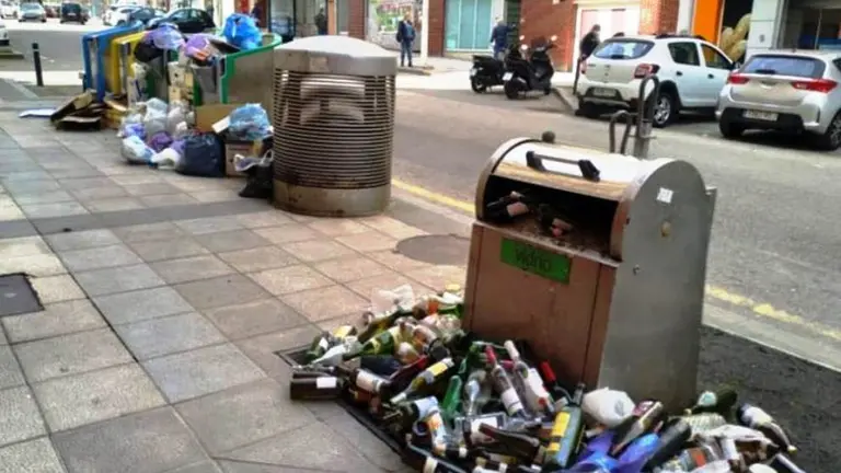 Basura junto a los contenedores en Santander.