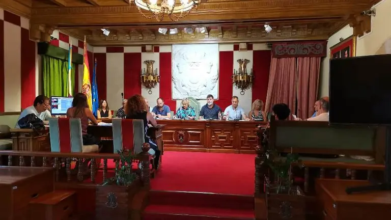 Los concejales en el Pleno de Camargo.