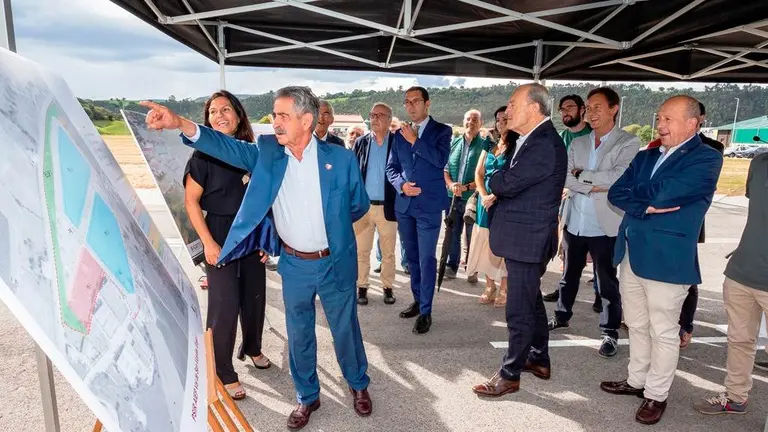 las autoridades políticas observaron las obras de urbanización en el polígono de Val de San Vicente.