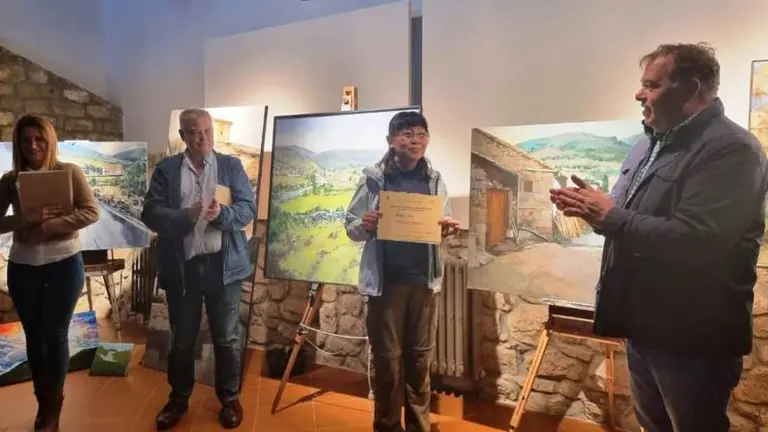 Un momento de la entrega de los premios del Concurso de Pintura Rápida de San Miguel de Aguayo
