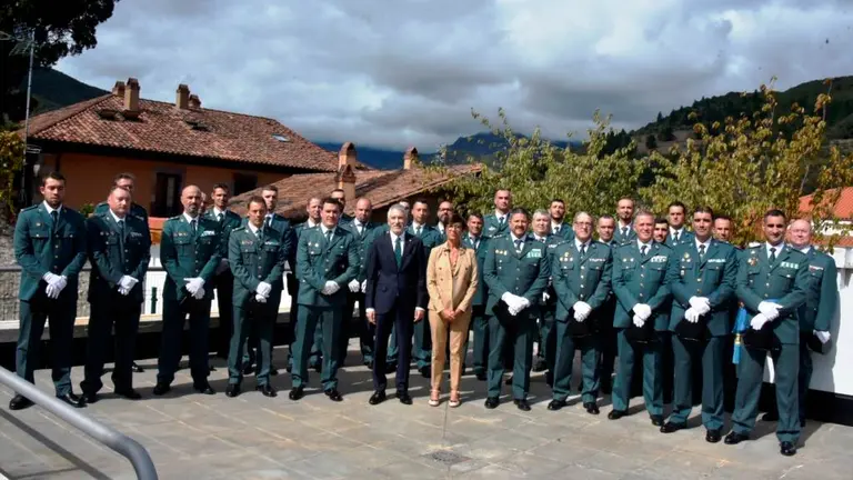 El ministro del Interior, Fernando Grande-Marlaska, con los guardias civiles.