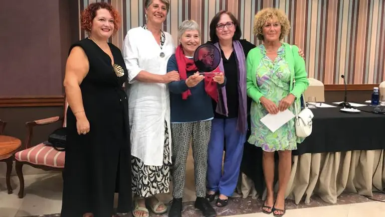 Un momento del homenaje y la entrega de la placa.