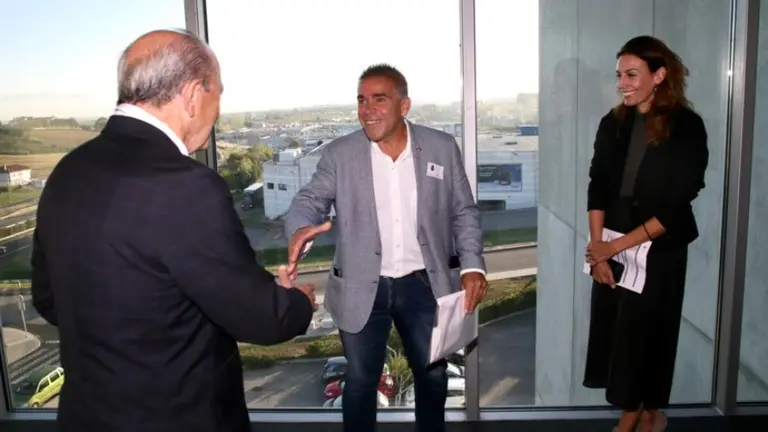 Reunión entre el alcalde de Argoños y el consejero de Turismo.