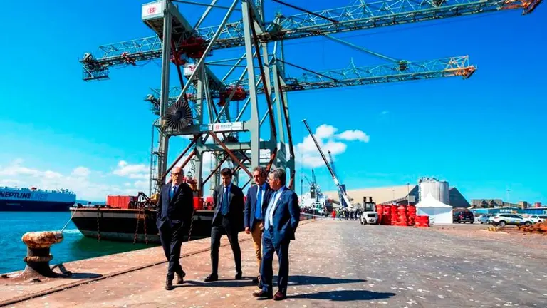 Las autoridades políticas visitan las grúas.