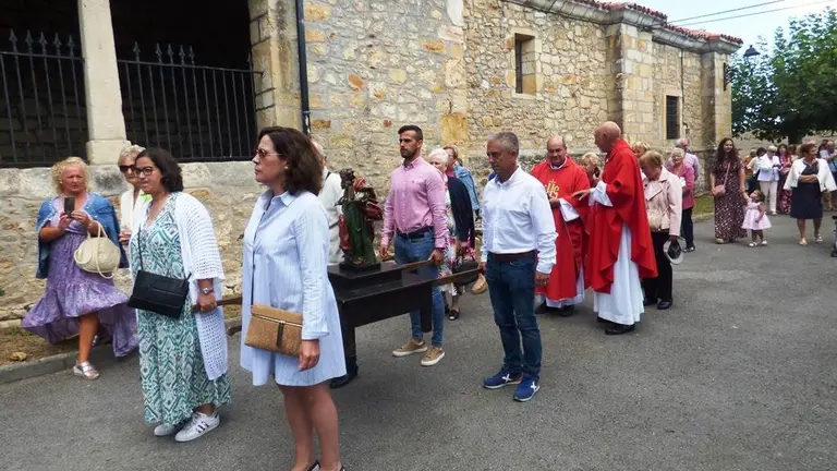 Vecinos y autoridades pol&iacute;ticas en la procesi&oacute;n de San Mateo. R.A.