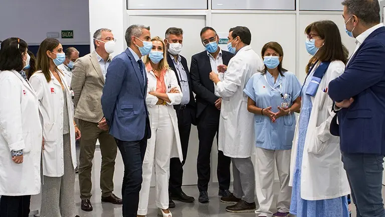Las autoridades políticas y profesionales sanitarios en los exteriores del Pabellón 15 del Hospital.