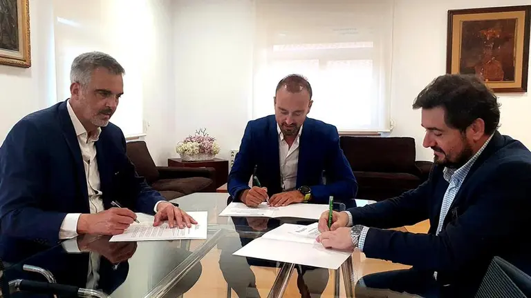 Un momento de la firma del convenio para la recarga de vehículos en Torrelavega y los alrededores.