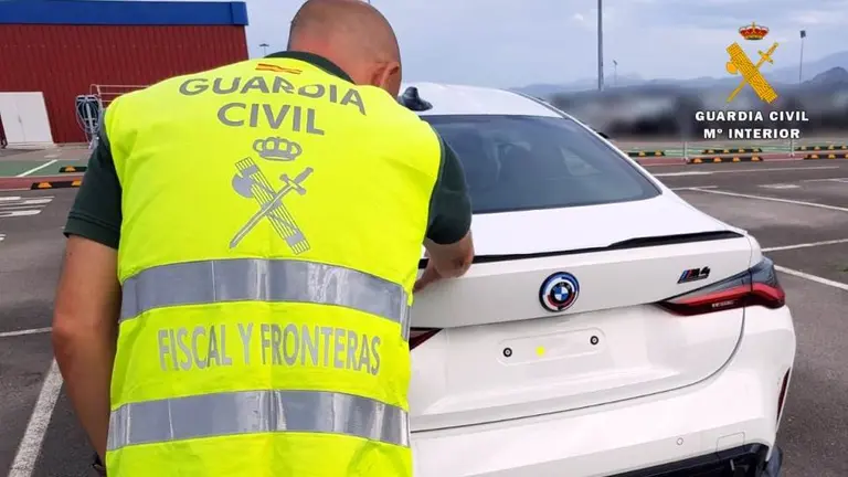Coche de gama alta recuperado en Raos.