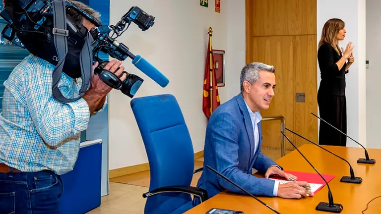 El  vicepresidente regional, Pablo Zuloaga, en la rueda de prensa.