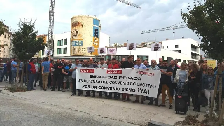 Contratación frente a la puerta principal del Parlamento de Cantabria.