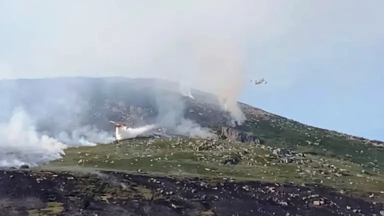 Labores de extinci&oacute;n del fuego desde el aire.