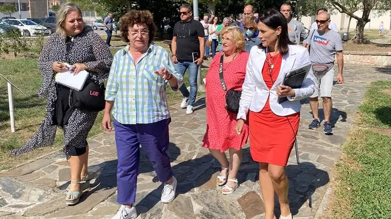 La alcaldesa y representantes de la Asociaci&oacute;n de Vecinos del Alisal, en Santander.