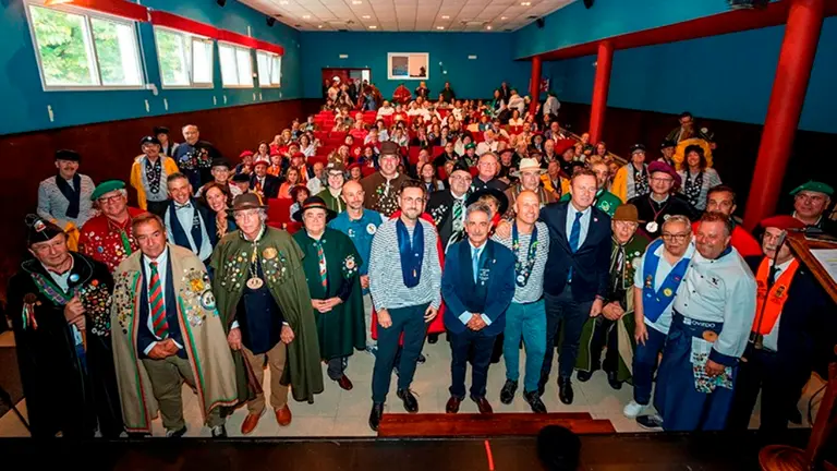 Las autoridades pol&iacute;ticas y representantes de las Cofrad&iacute;as en el acto.