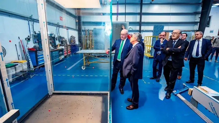 Visita de las autoridades políticas a la empresa IMEN