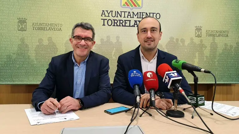 Pedro Pérez, a la izquierda, y el alcalde Javier López.