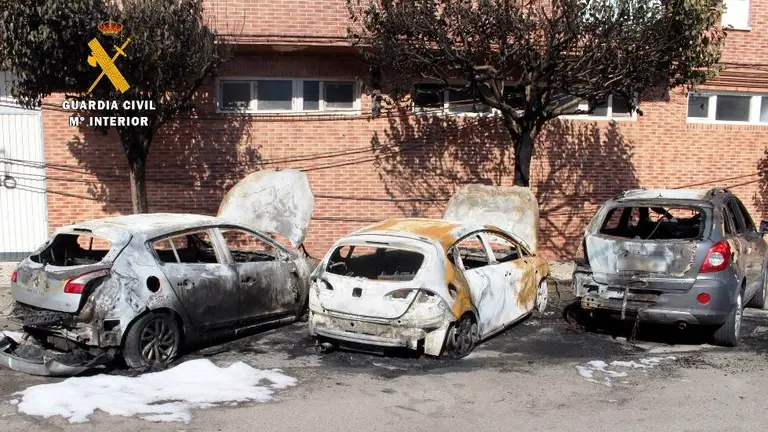 Vehículos incendiados.