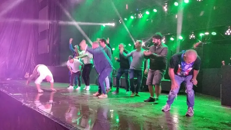 El Koala con un grupo de j&oacute;venes sobre el escenario. R.A.