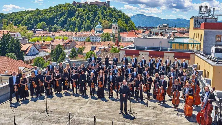 Orquesta RTV Eslovenia.
