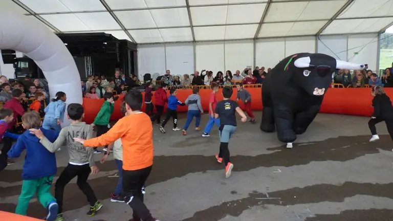Encierro infantil en las fiestas de San Miguel de Meruelo. R.A.