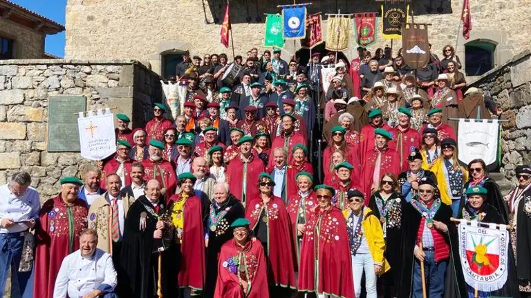 Autoridades y distinguidos que  asistieron al acto en Potes.