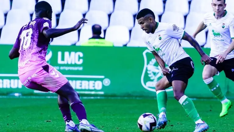 Un momento del encuentro entre Racing y M&aacute;laga.