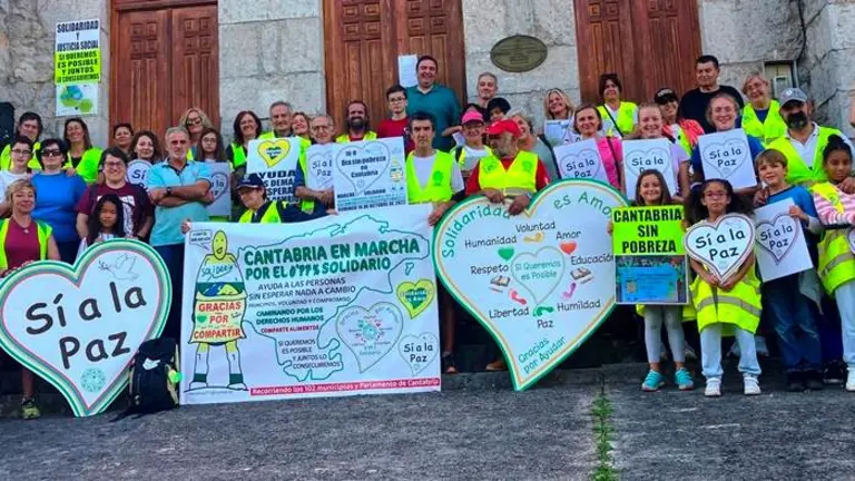 Participantes en la marcha por los Valles Pasiegos.