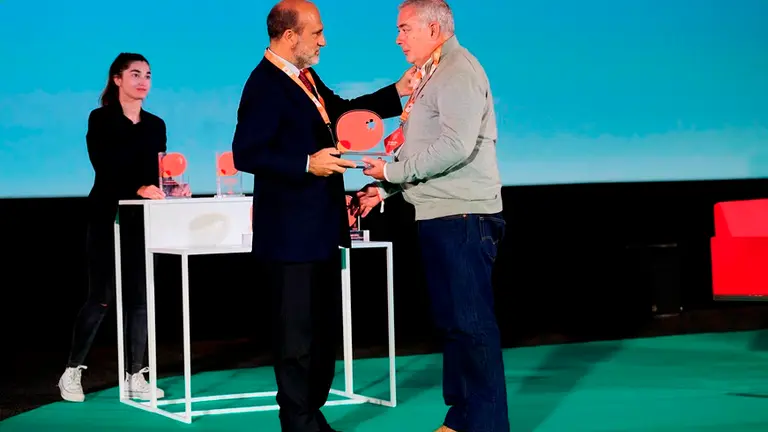 El profesor Eusebio Balbás recibió el premio en Madrid.