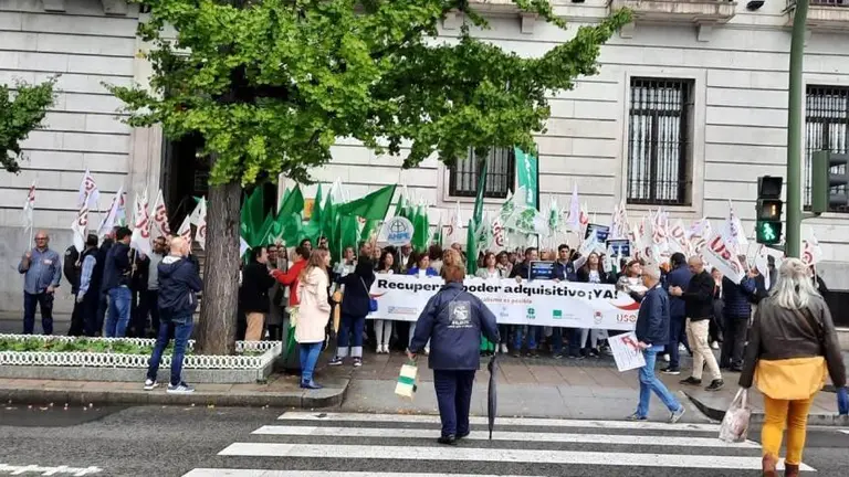 Representantes de los sindicatos concentrados frente a la Delegación del Gobierno.