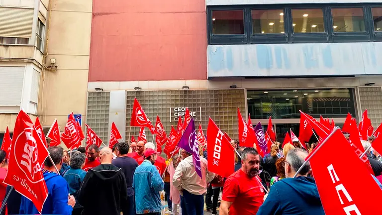 Concentración de representantes de CCOO y UGT frente a la sede de la CEOE.
