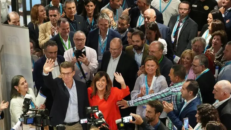 Feijóo y Buruaga durante el Congreso del PP cántabro.