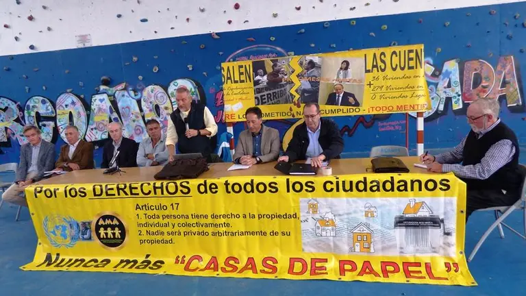 Autoridades políticas y representantes de la AMA en la reunión en Argoños. R.A.